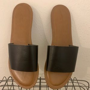 Universal Thread Sandals